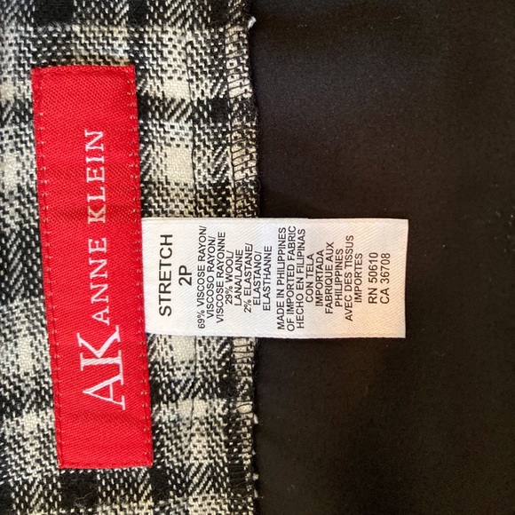 Anne Klein Black and White Plaid Skirt, size 2P - Picture 3 of 3